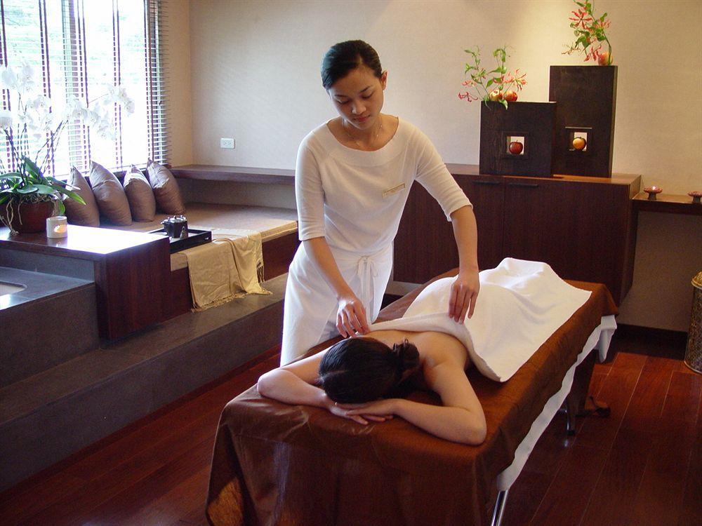 Parkview Hotels & Resorts Hualien City Exterior photo A woman receiving a massage