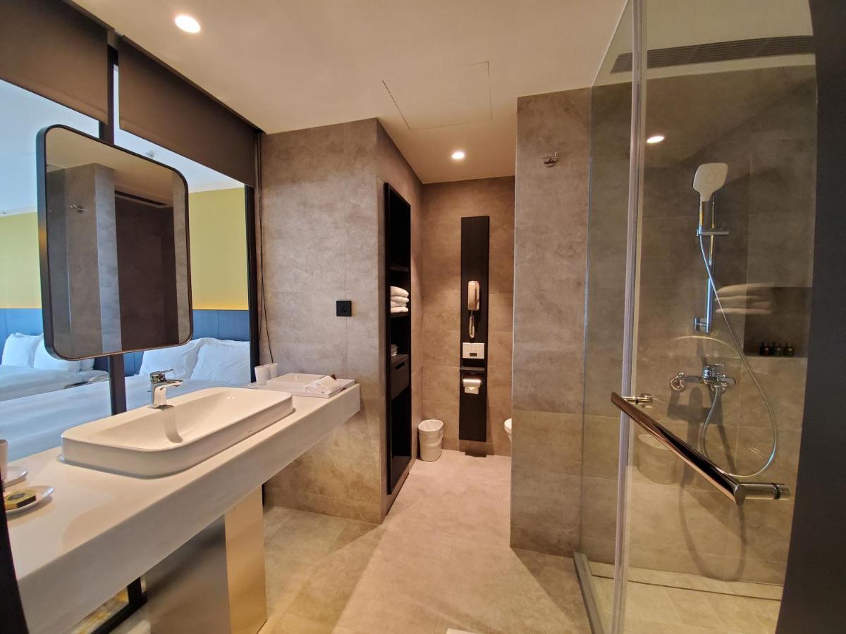 Parkview Hotels & Resorts Hualien City Exterior photo Bathroom of a suite at the hotel