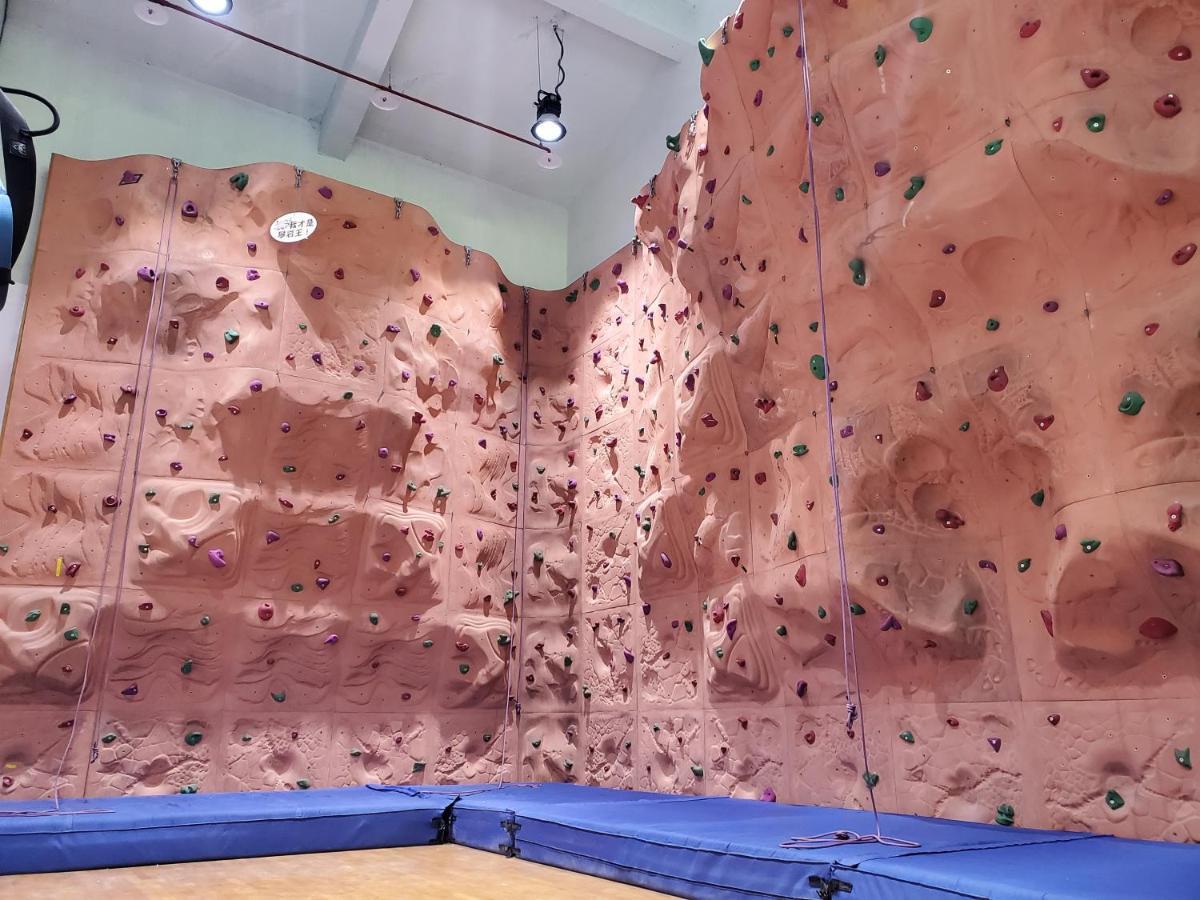 Parkview Hotels & Resorts Hualien City Exterior photo Climbing wall at the school